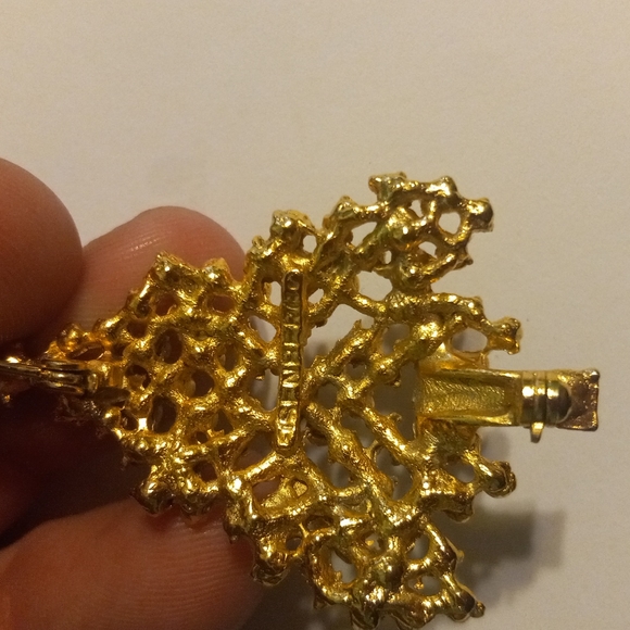 Gold Christmas tree broach - Picture 3 of 3